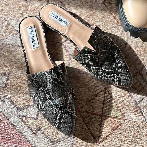 Never worn slides - Picture 1 of 3